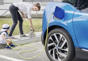 Infraestrutura criativa: cidade alemã transforma calçadas em pontos de recarga para carros elétricos
